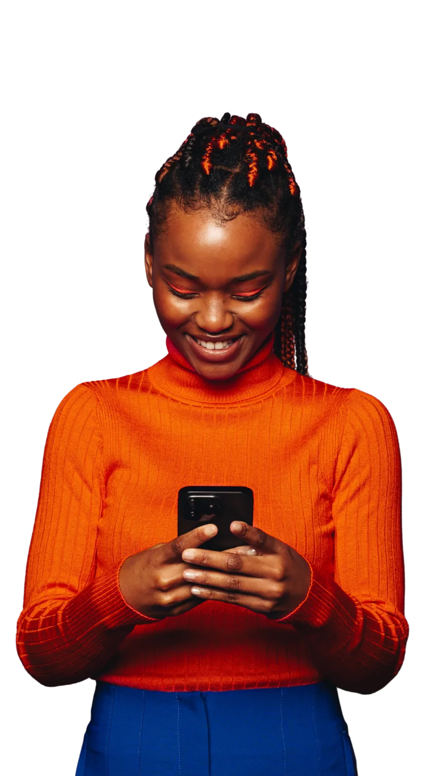 Mulher sorrindo enquanto usa o celular